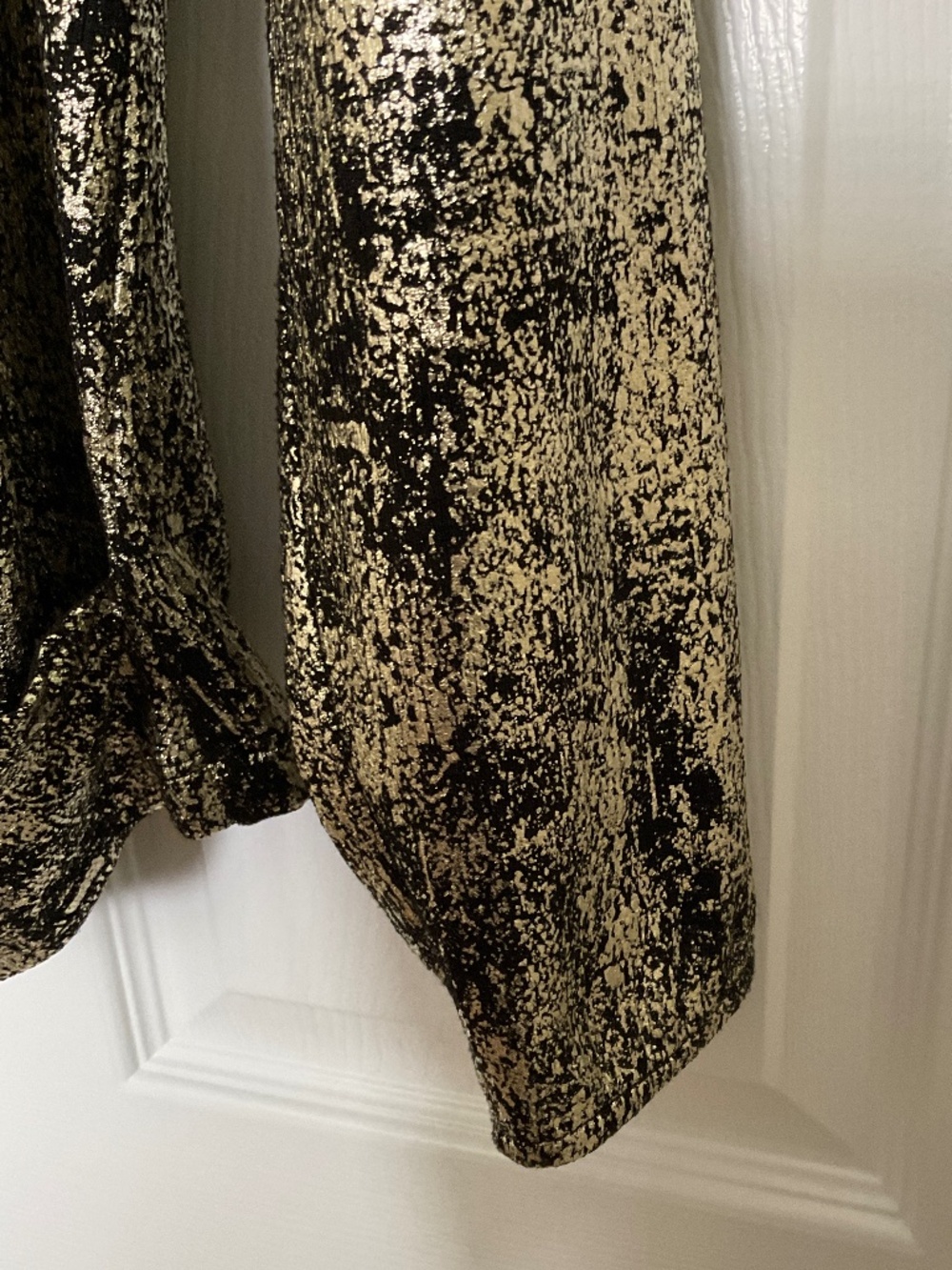DONNA KARAN Lovely black & gold long sleeve top.  SIZE LARGE.  MAKE A STATEMENT! - Picture 4 of 11